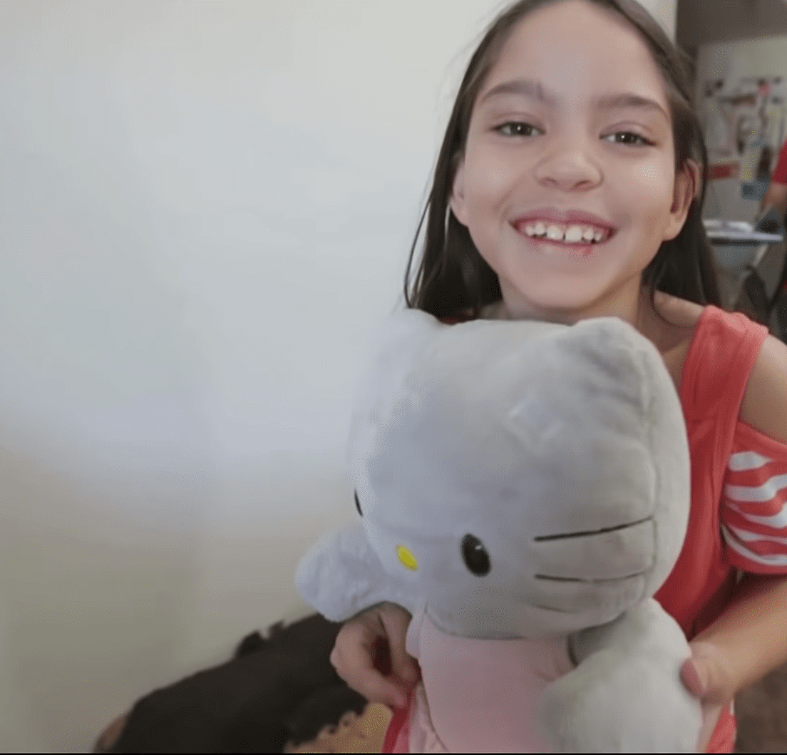 Ariel smiling and holding a Hello Kitty plushie. | Source: youtube.com/FOX5 Las Vegas