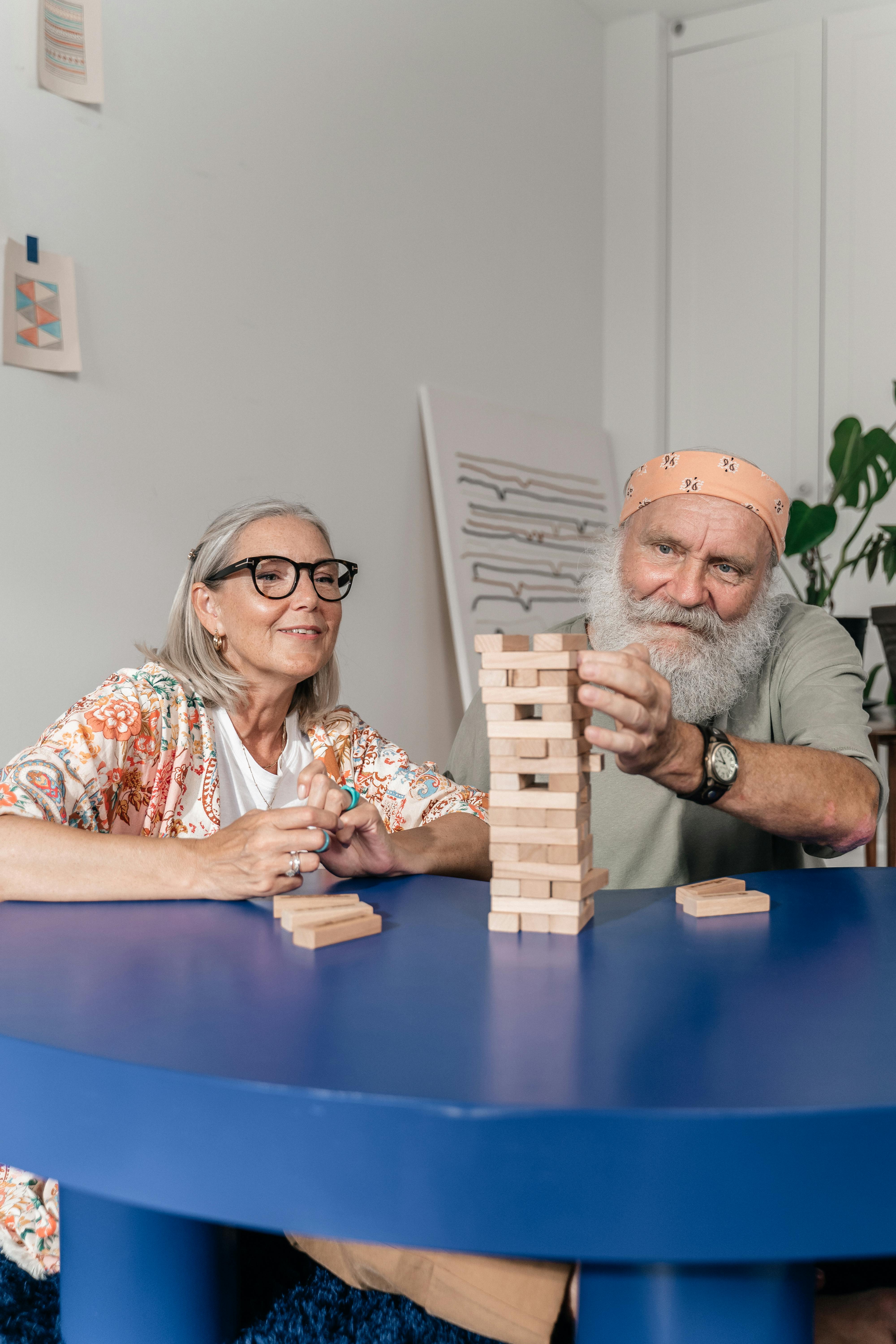 A man and woman playing Jenga | Source: Pexels