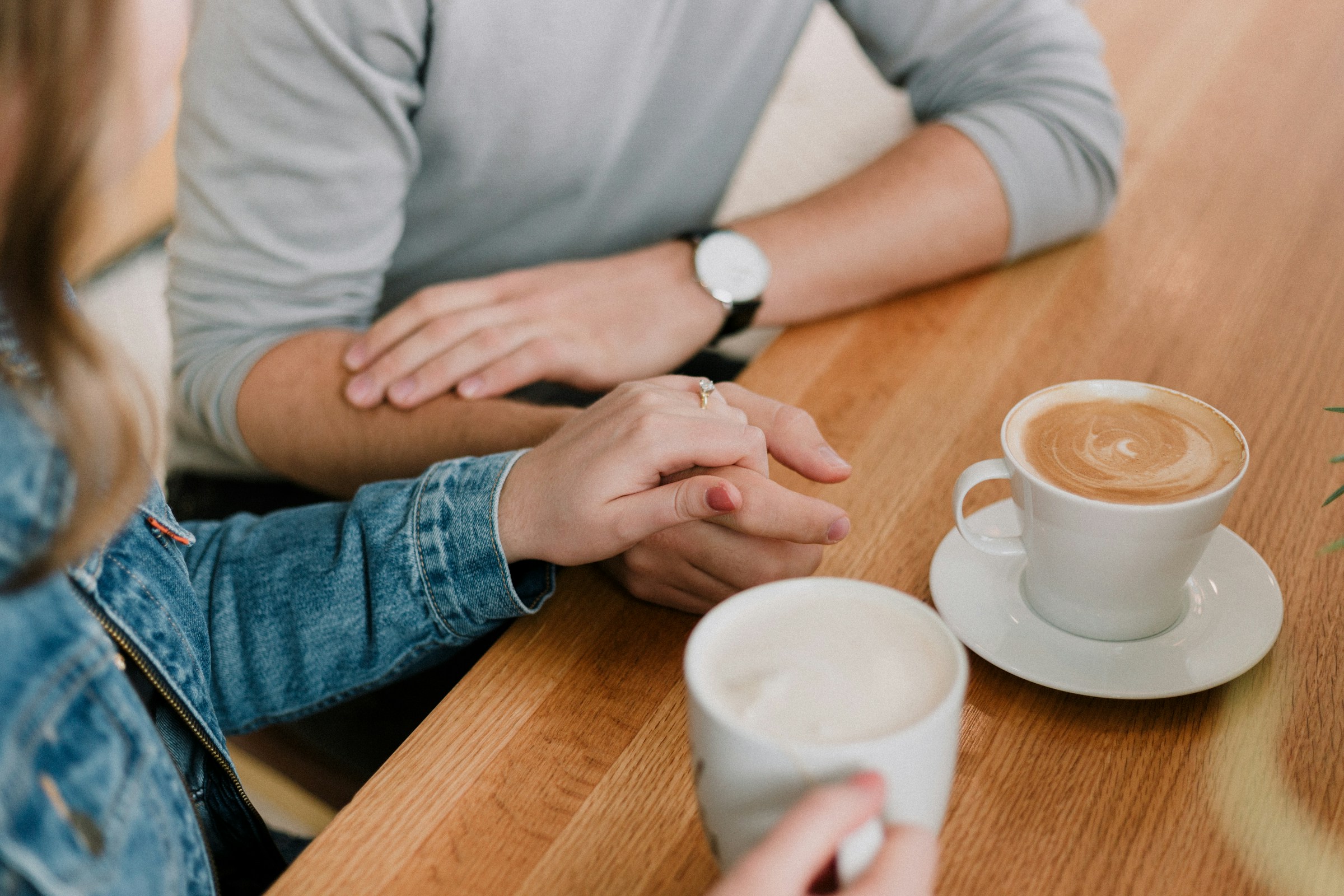 A close-up of a couple talking while having coffee | Source: Unsplash
