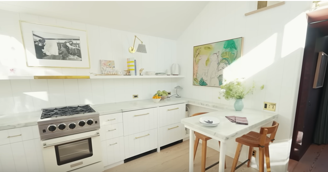 The kitchen in Sarah Paulson's Maibu home | Source: Youtube.com/@Archdigest