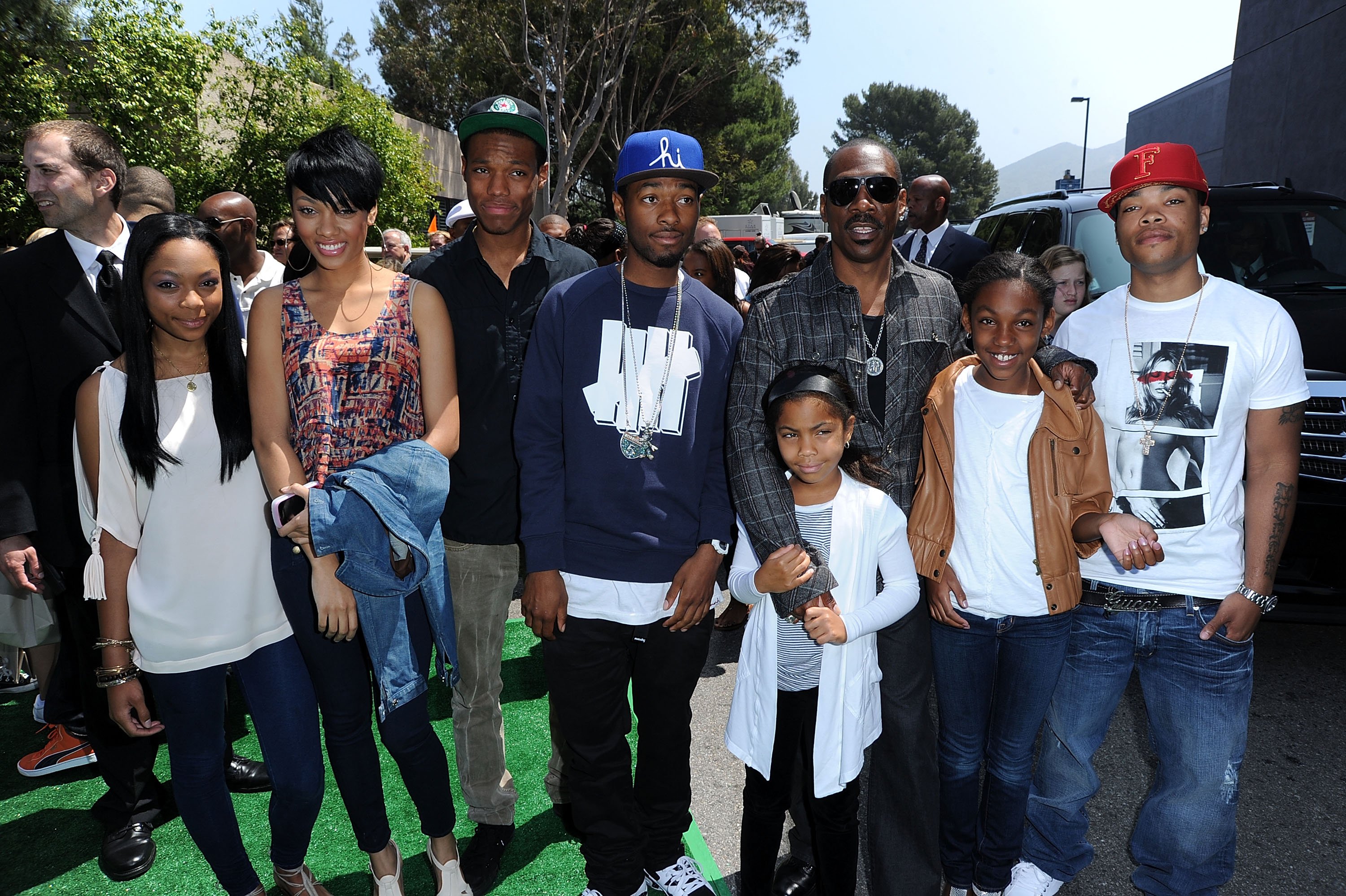 Shayne, Bria, Myles, Christian, Bella, Eddie, Zola, and Eric Murphy at the premiere of "Shrek Forever After" on May 16, 2010, in Universal City, California. | Source: Getty Images
