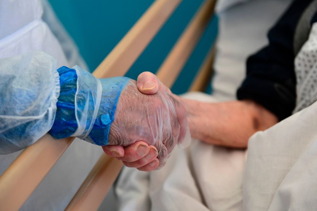 Une personne âgée sur un lit d'hôpital. | Photo : Getty Images