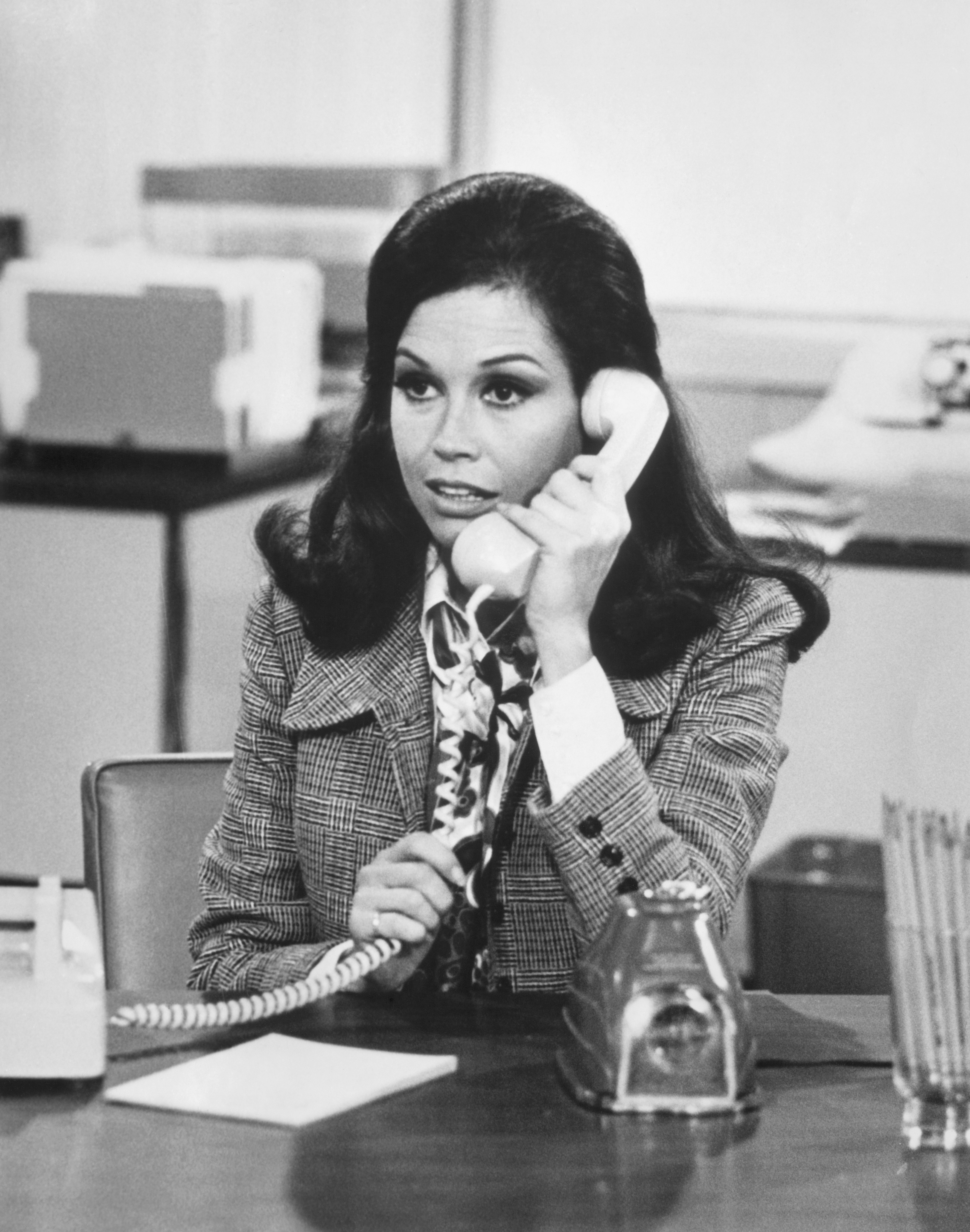 Mary Tyler Moore talking on the phone in a scene from "The Mary Tyler Moore Show" Circa 1970 | Source: Getty Images