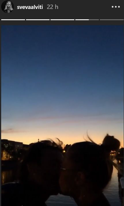 Anthony Delon donne un baiser romantique à sa fiancée Sveva Alviti. | Photo : Story Instagram / svevaalviti