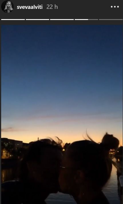 Anthony Delon donne un baiser romantique à sa fiancée Sveva Alviti. | Photo : Story Instagram / svevaalviti Anthony Delon donne un baiser romantique à sa fiancée Sveva Alviti. | Photo : Story Instagram / svevaalviti
