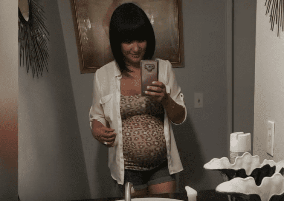 Jade Davis se toma una "selfie" en el espejo durante su embarazo. | Foto: YouTube: KTLA5