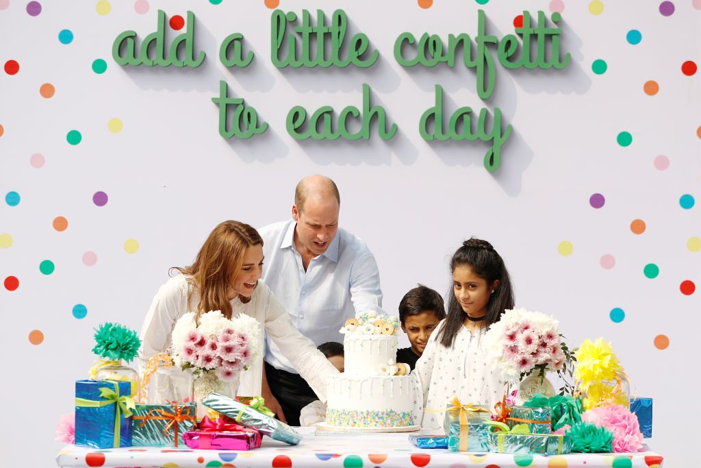 Le prince William et Kate Middleton visitent le village d'enfants SOS au Pakistan. | Photo: Getty Images