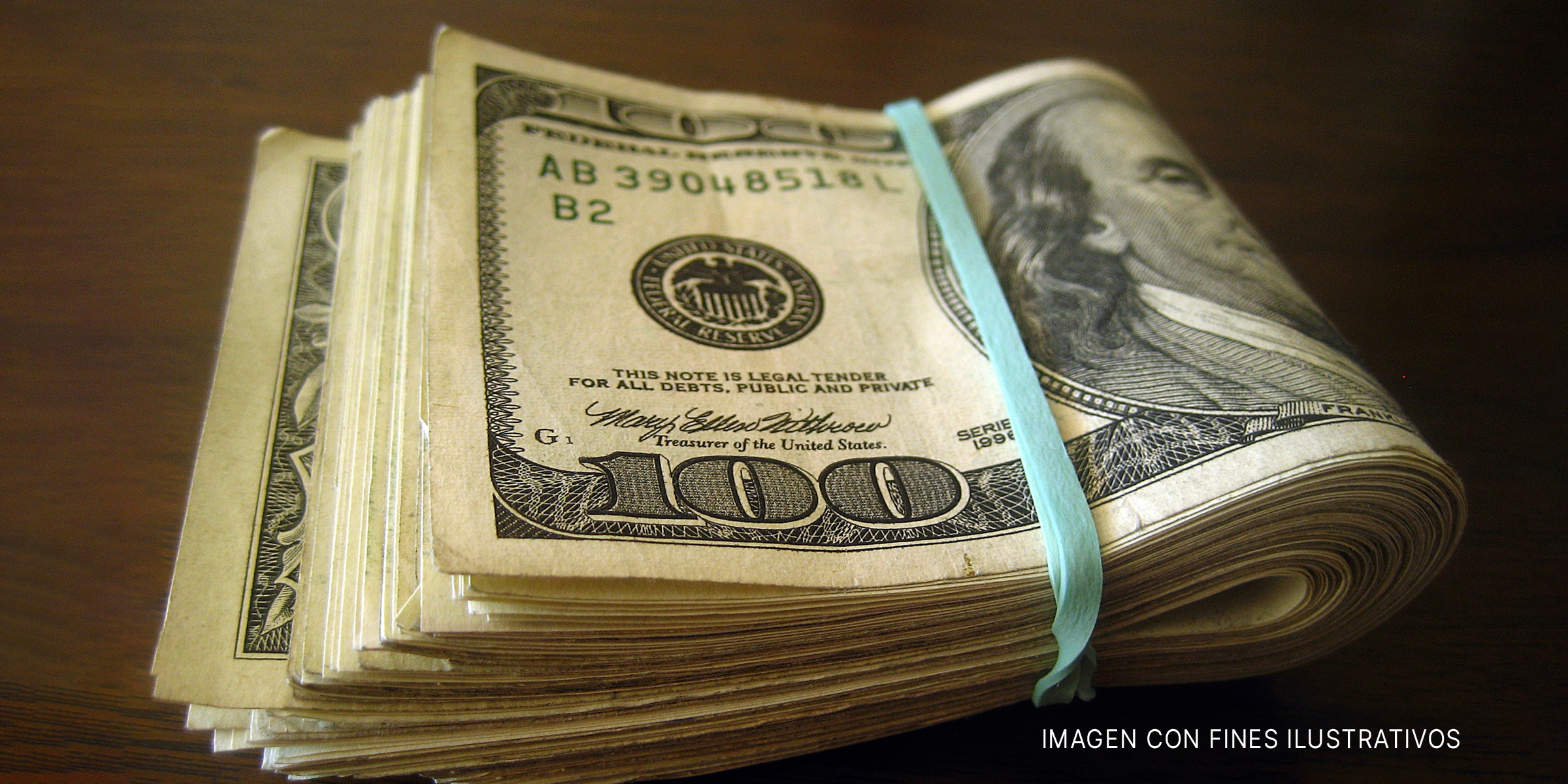Billetes de dólar amarrados con una banda elástica | Foto: Flickr.com/401(K) 2013 (CC BY-SA 2.0)