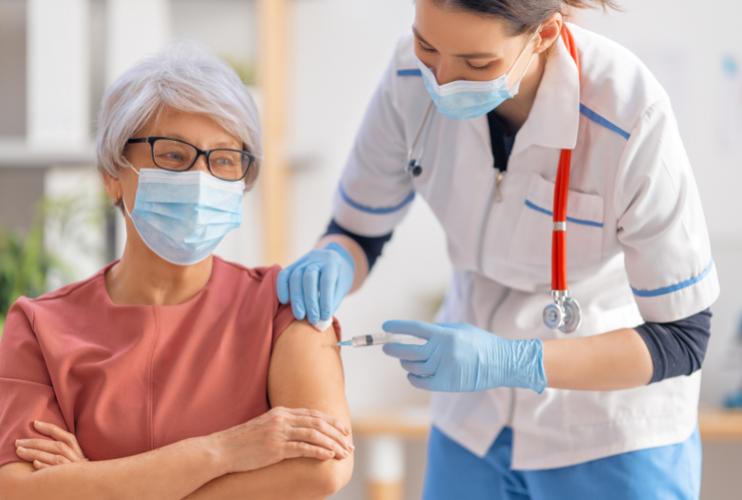 Une Femme qui reçoit son vaccin contre la covid-19 | Photo : Getty Image