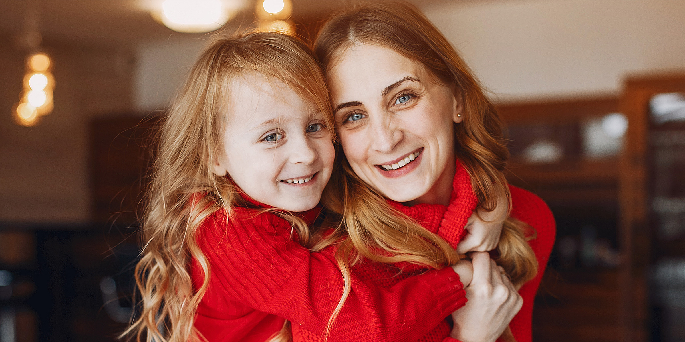 A mother with her daughter | Source: Freepik