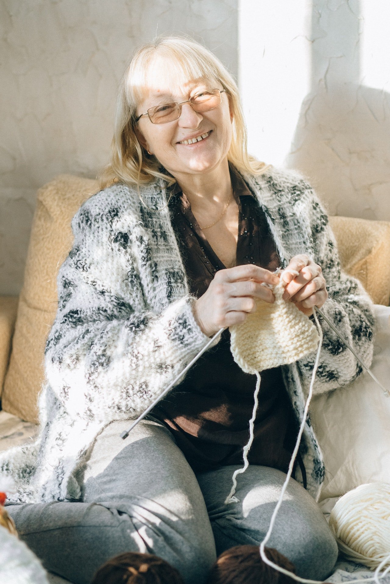 Anciana tejiendo. | Foto: Pexels
