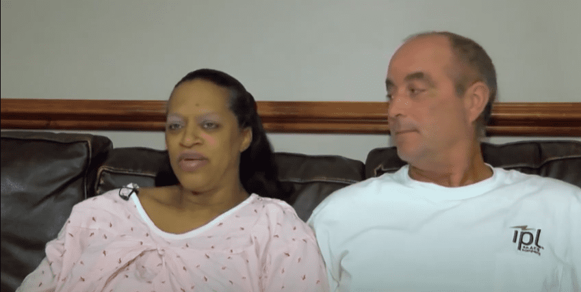 Claudette Cook y su marido en el hospital. | Foto: Youtube.com/TMJ4 News