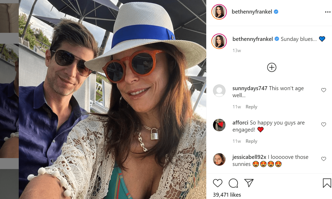 Pictured - Bethenny Frankel and her fiancé rock sunglasses in their selfie shot | Source: Instagram/@bethennyfrankel