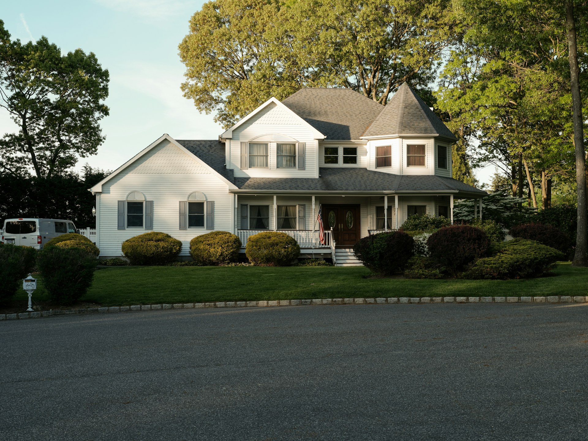 A house with a spacious driveway | Source: Unsplash