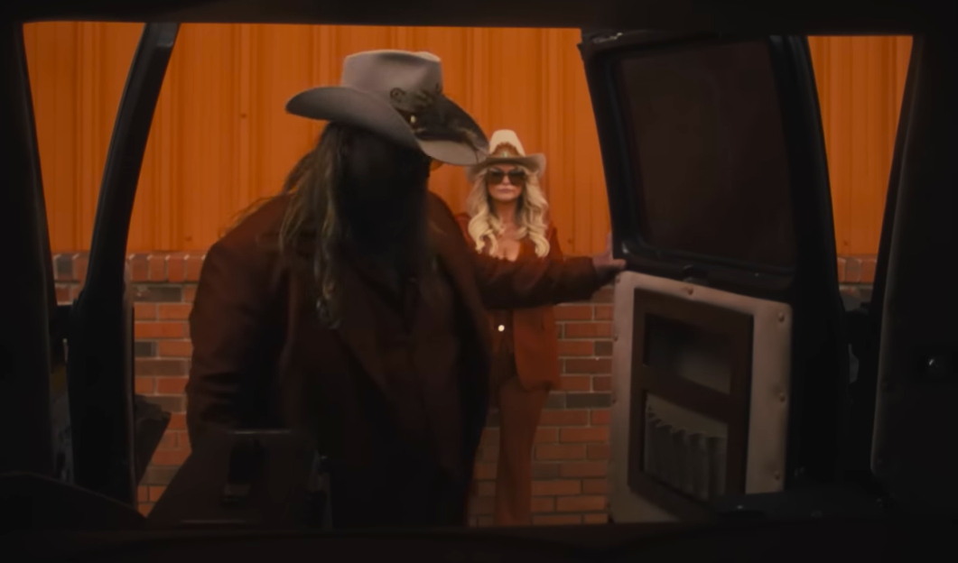 Chris Stapleton unloading gear as Miranda Lambert stands behind him, posted on August 22, 2025. | Source: YouTube/Miranda Lambert