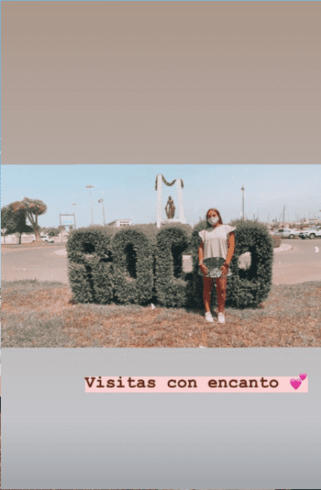 Rocío Flores posa frente al nombre de su abuela recreado en arbustos. | Foto: Instagram.com/stories/rotrece/