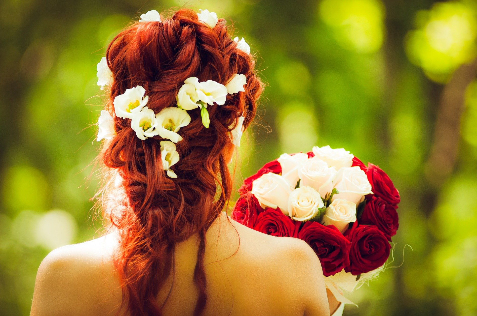 A woman on her wedding day holding a bouquet of flowers. | Source: Pixabay.