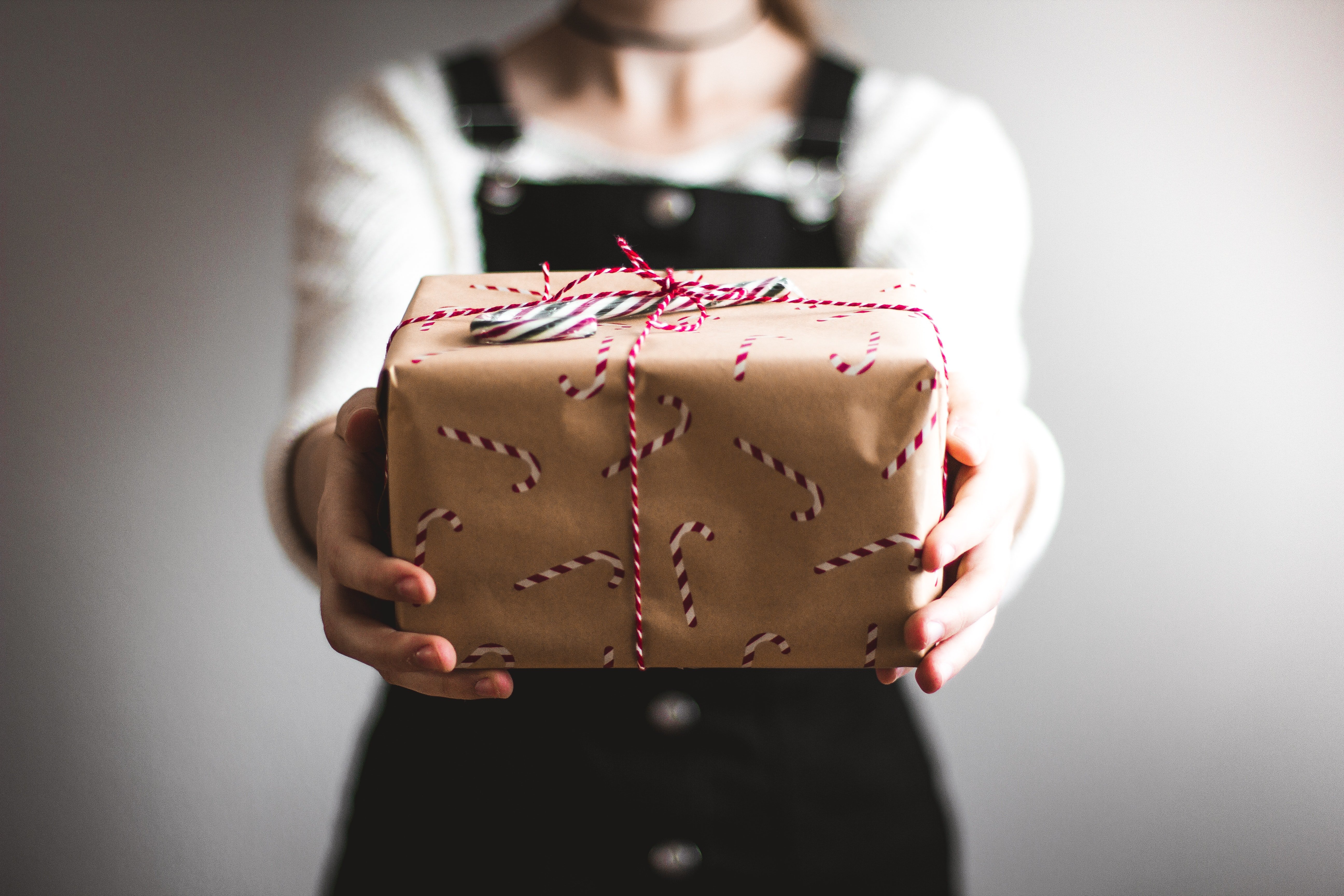 People online advised that gifts aren't tokens of reimbursement to claim in return | Photo: Unsplash  