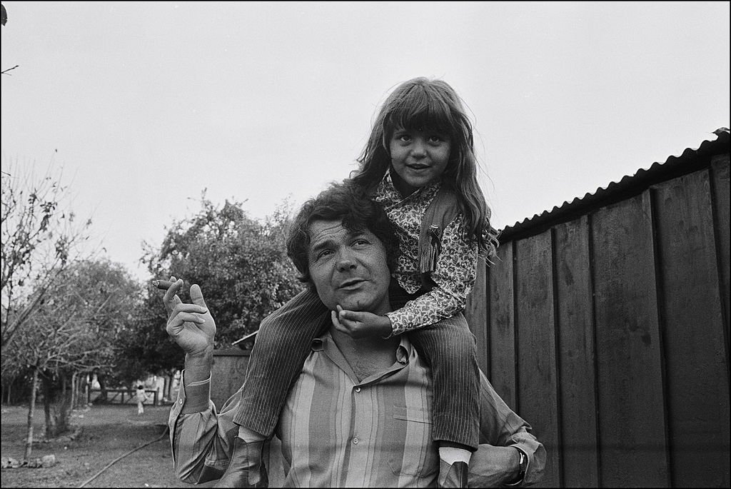 Pierre Perret à la maison en France en octobre 1968 - avec sa fille Julie (née en 1963). | Photo : Getty Images