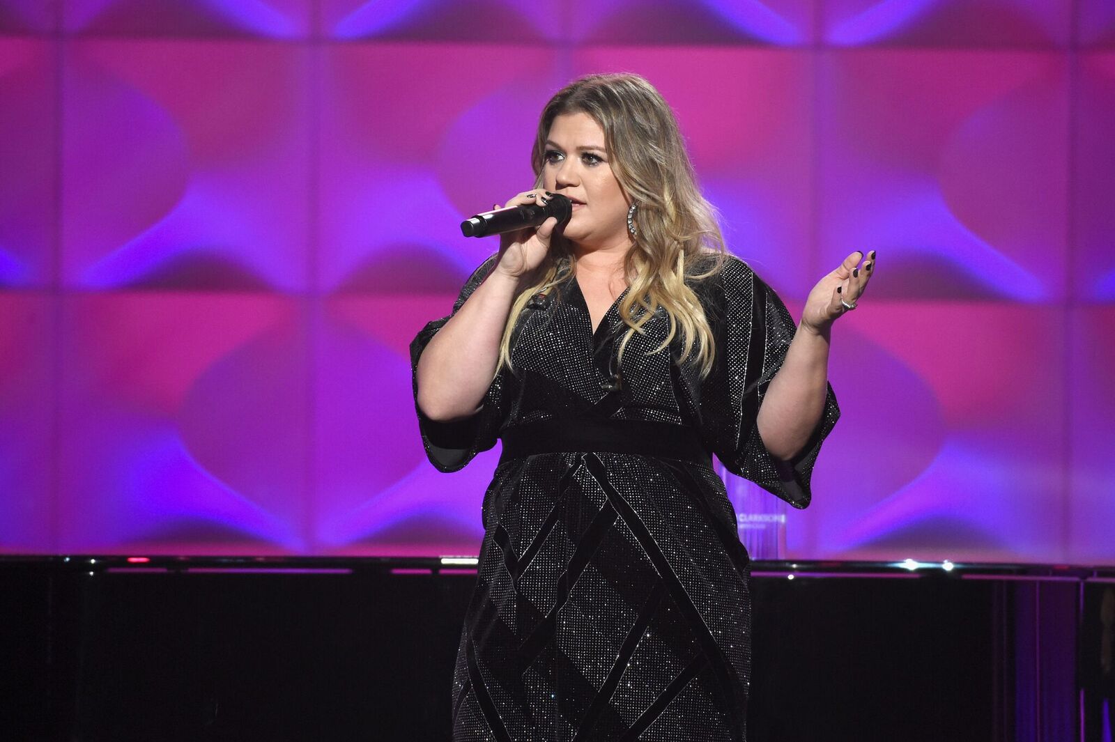 Honoree Kelly Clarkson performs onstage Billboard Women In Music 2017 at The Ray Dolby Ballroom at Hollywood & Highland Center on November 30, 2017 | Photo: Getty Images