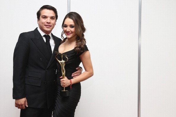 Gerardo Islas y Sherlyn González posando en la sala de prensa durante los Premios Tv y Novelas 2014 en Televisa. Fuente: Getty Images
