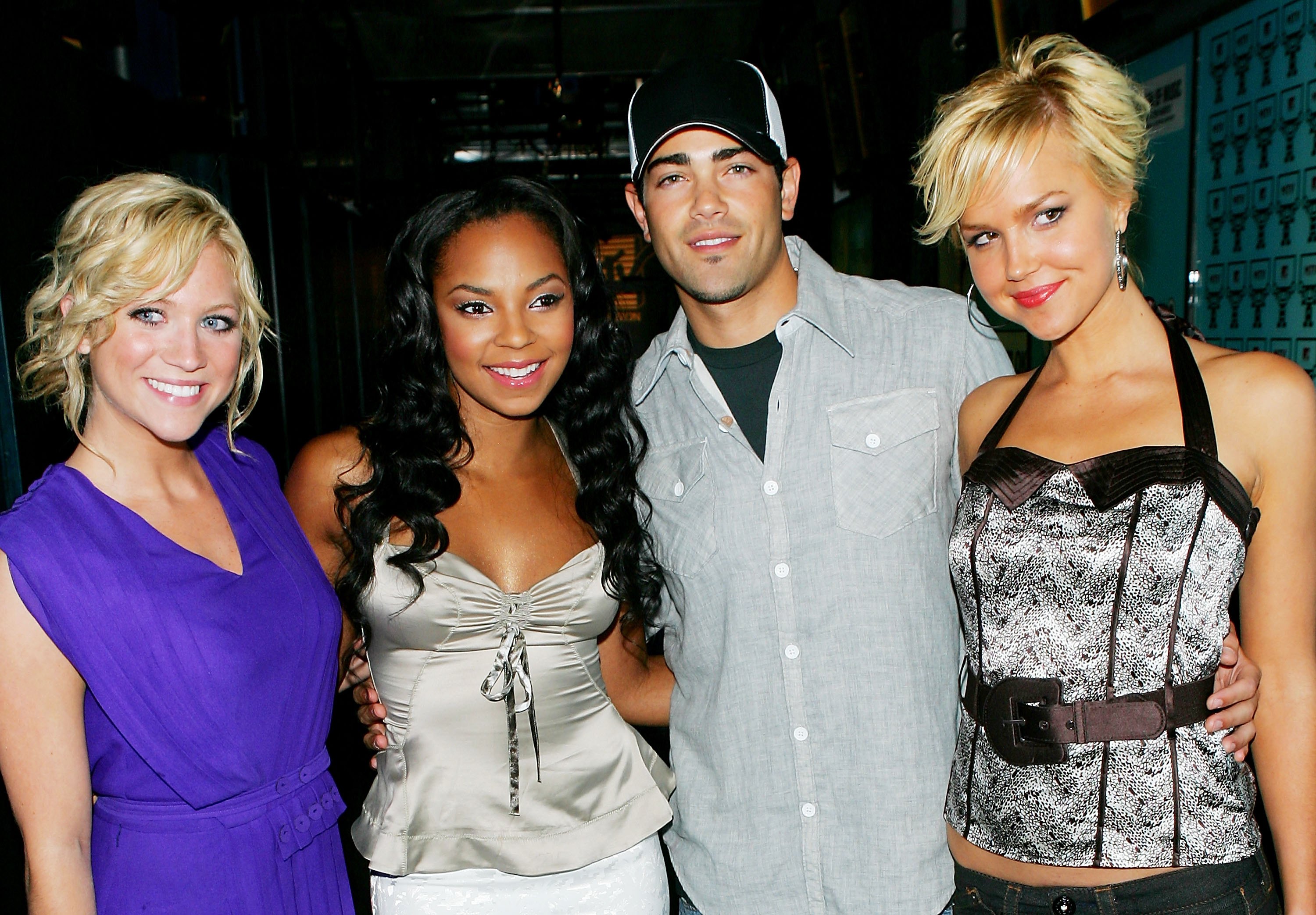 (L-R) Brittany Snow, Ashanti, Jesse Metcalfe and Arielle Kebbel pose together backstage after an appearance on MTV's "Total Request Live" to promote "John Tucker Must Die" at MTV Studios July 27, 2006, in New York City. | Source: Getty Images