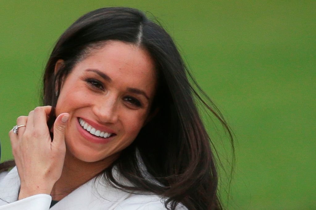 Meghan Markle zeigt den Verlobungsring, den sie am 27. November 2017 mit ihrem Verlobten, dem britischen Prinzen Harry, im versunkenen Garten des Kensington Palace im Westen Londons posiert, nachdem ihre Verlobung bekannt gegeben wurde. (Foto von Daniel LEAL-OLIVAS / AFP) I Quelle: AFP über Getty Images