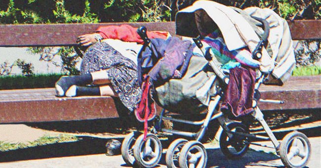 Mujer sin hogar recostada en un banquillo con un cochecito junto a ella. | Foto: Shutterstock