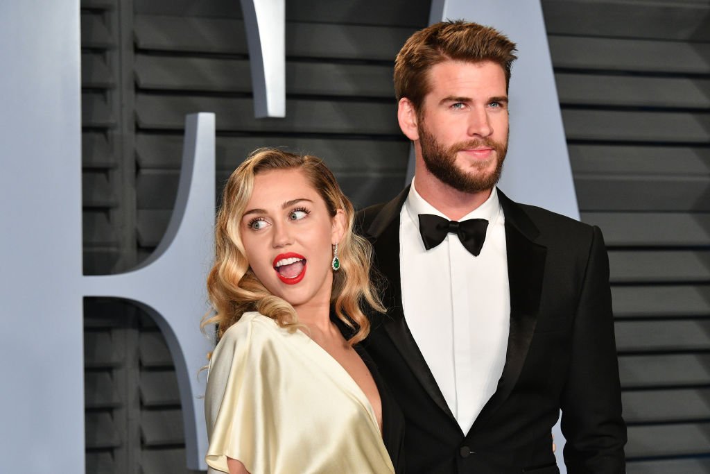 Miley Cyrus y Liam Hemsworth en la Vanity Fair Oscar Party el 4 de marzo de 2018 en Beverly Hills, California. | Foto: Getty Images
