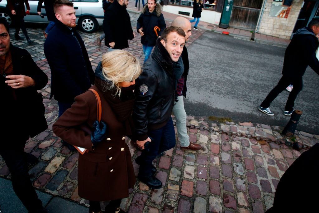 Emmanuel Macron et son épouse Brigitte Macron marchent dans la rue après avoir quitté un restaurant le 1er novembre 2018 à Honfleur, dans le nord-ouest de la France, où le couple présidentiel passe les vacances de la Toussaint. І Source : Getty Images