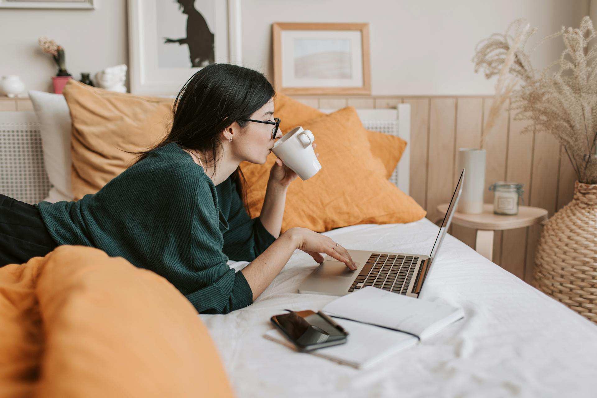 A woman using laptop in bed | Source: Pexels