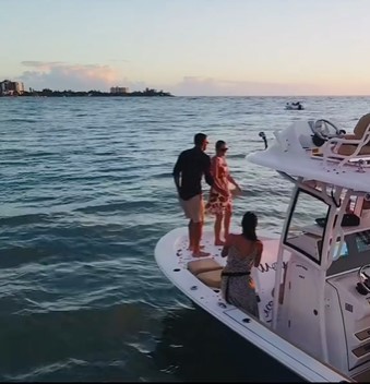 With the help of friends, Scott Clyne arranged the romantic setting to pop the question | Source: TikTok/smclyne