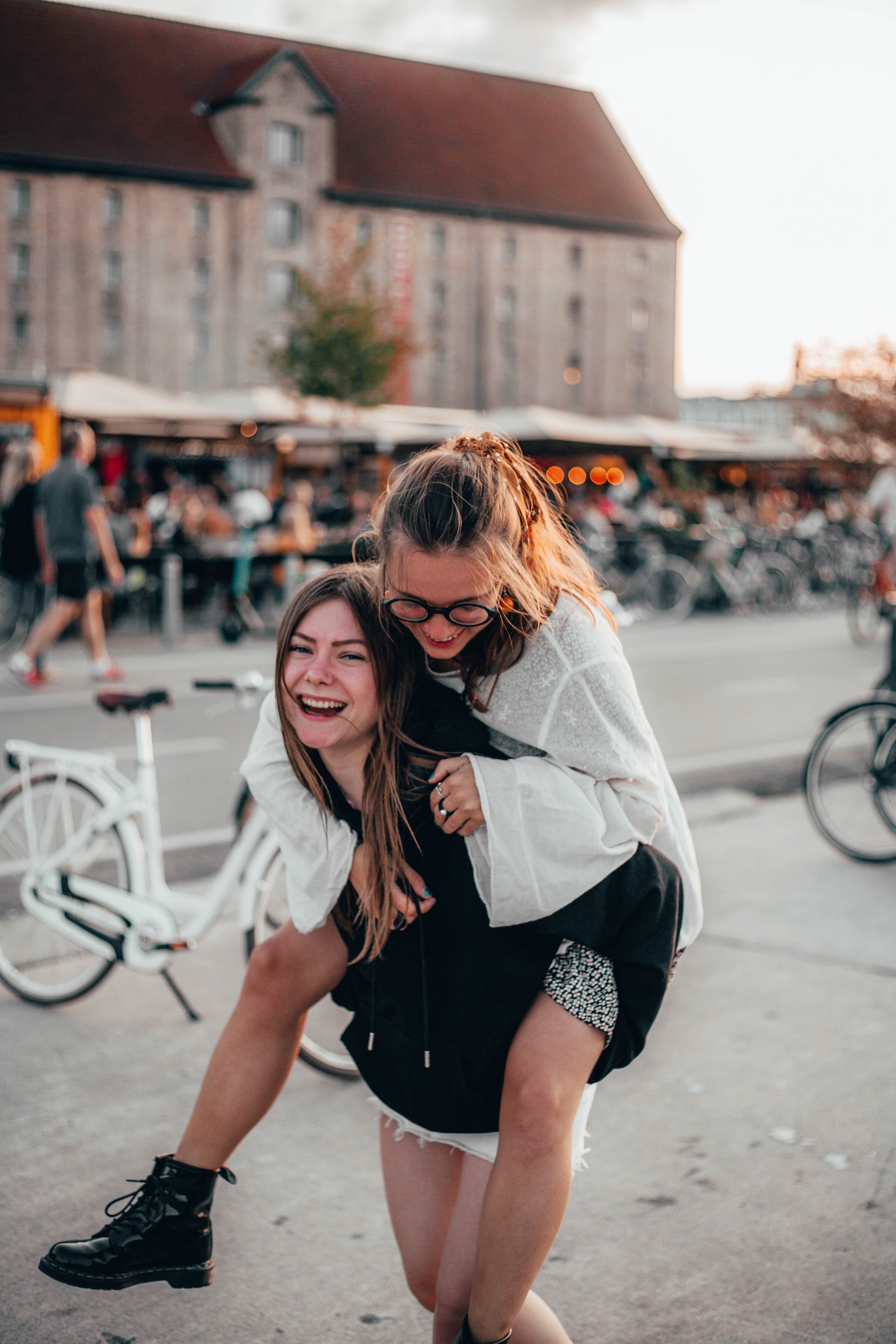Alice and Molly were best friends in college. | Source: Unsplash
