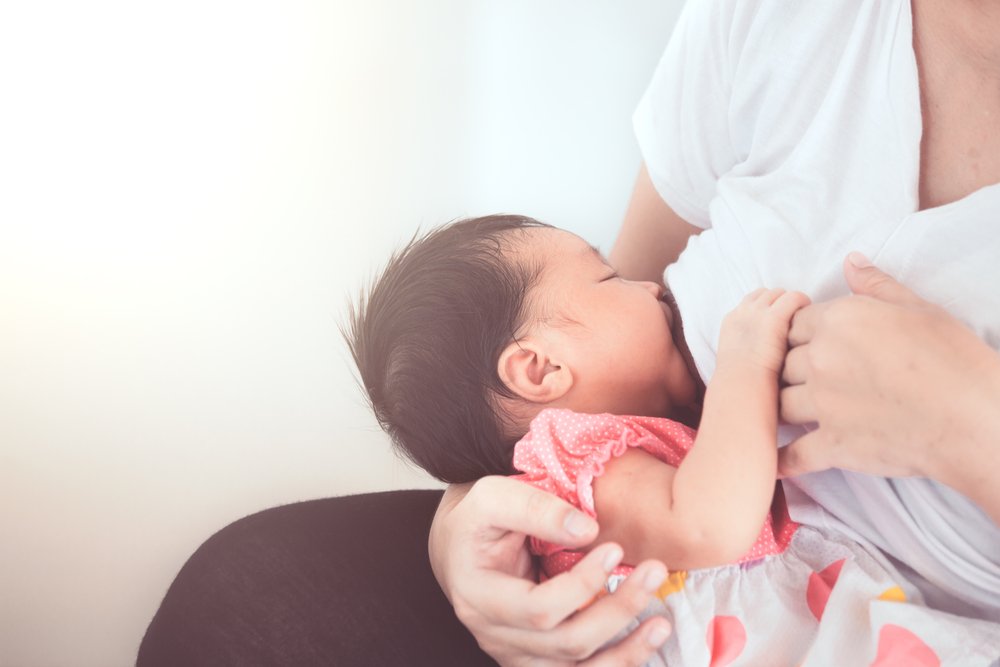A baby is being breastfed | Photo: Shutterstock