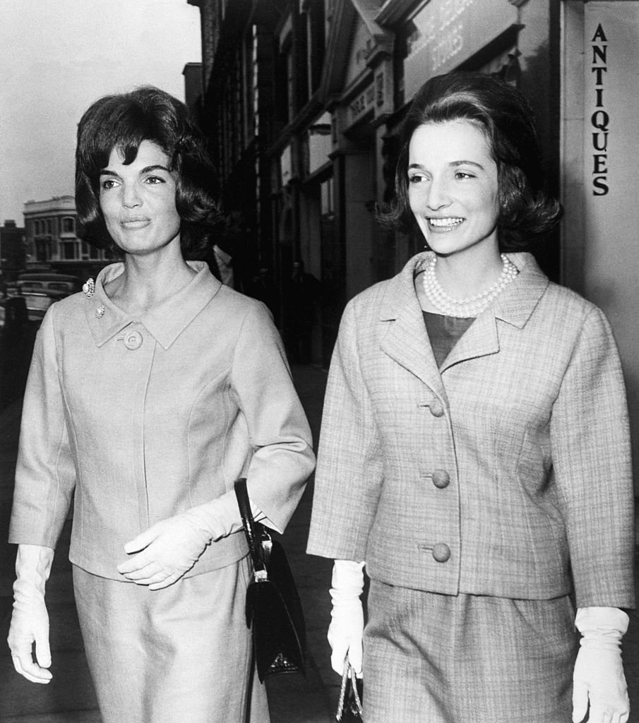 Jackie Kennedy and Caroline Lee Radziwill walk through the streets of London. | Source: Getty Images
