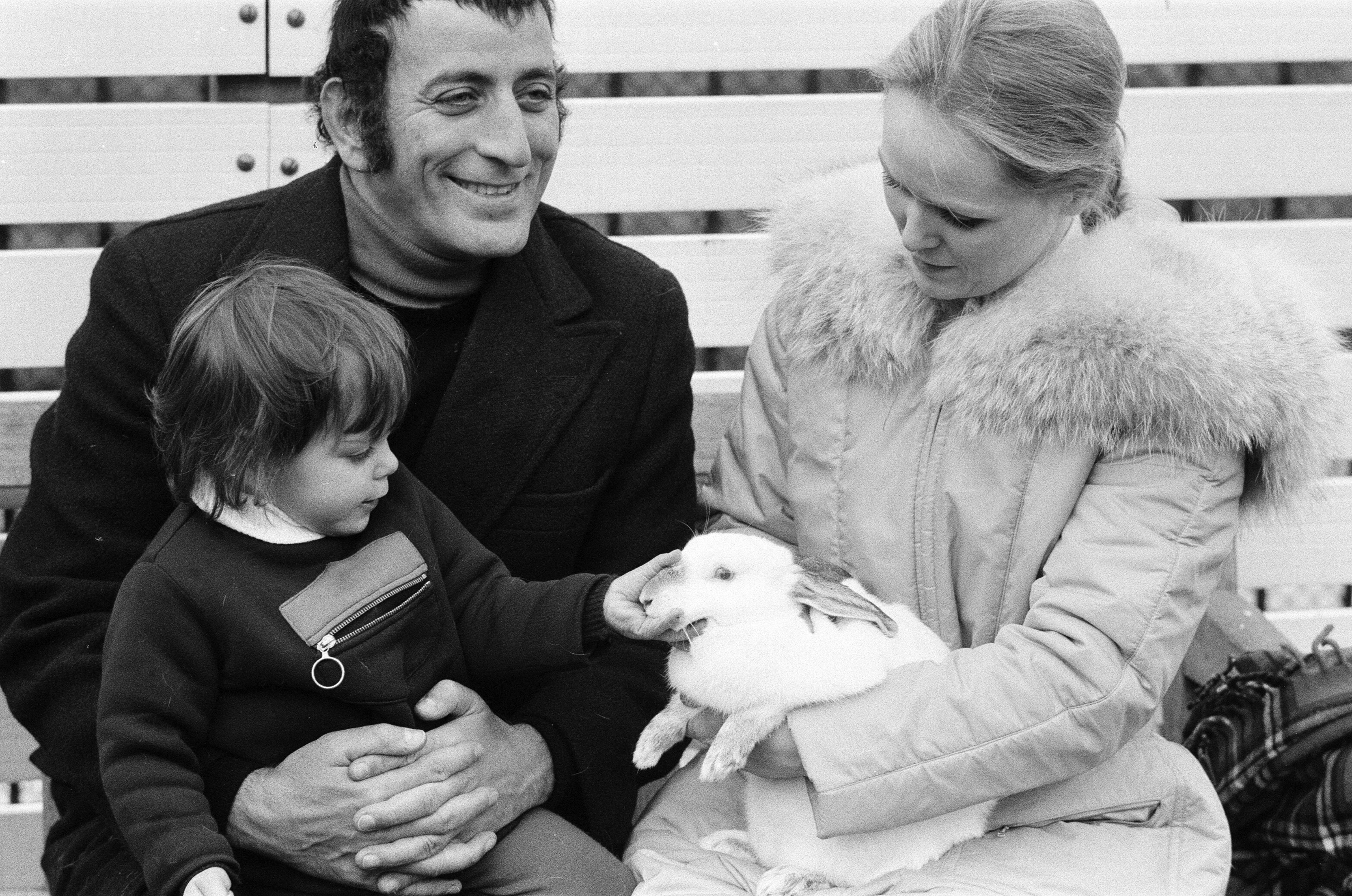 Tony Bennett with his daughter Joanna and wife Sandra Grant at the London Zoo, January 14, 1972 | Source: Getty Images