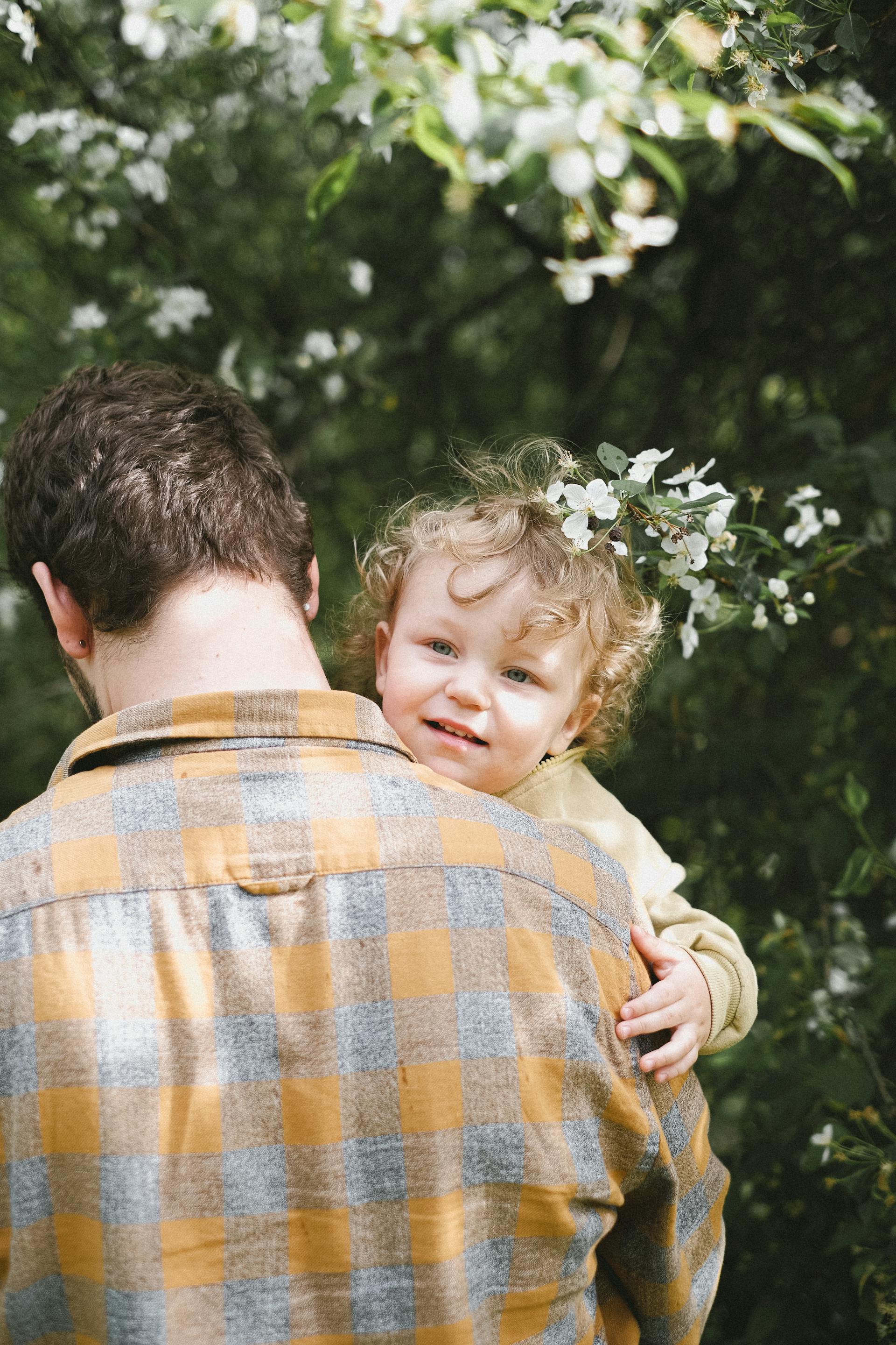 A man carrying his child | Source: Pexels