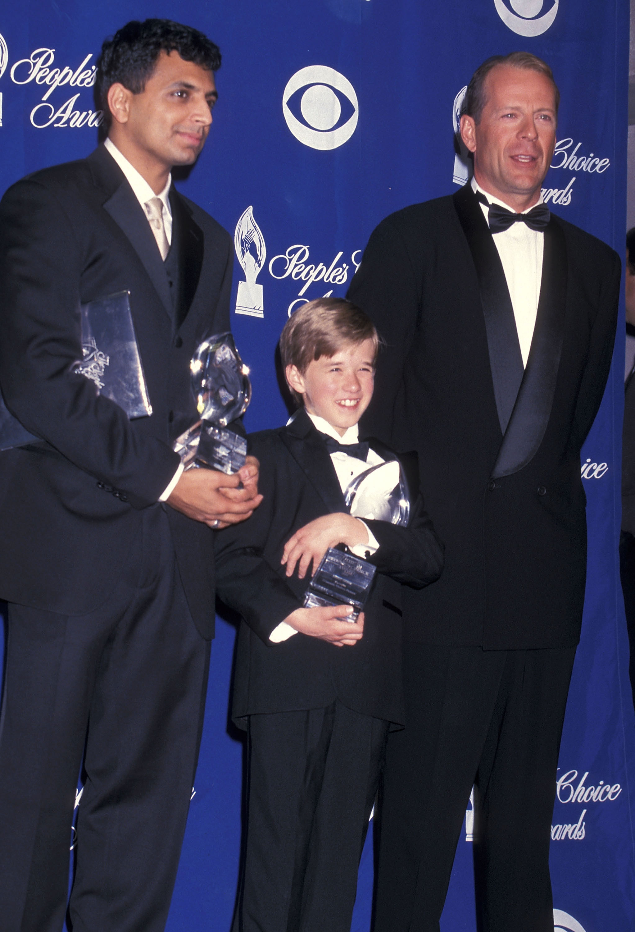 The child star with filmmaker M. Night Shyamalan and Bruce Willis at the 26th Annual People's Choice Awards on January 9, 2000, at Pasadena Civic Auditorium in California. | Source: Getty Images