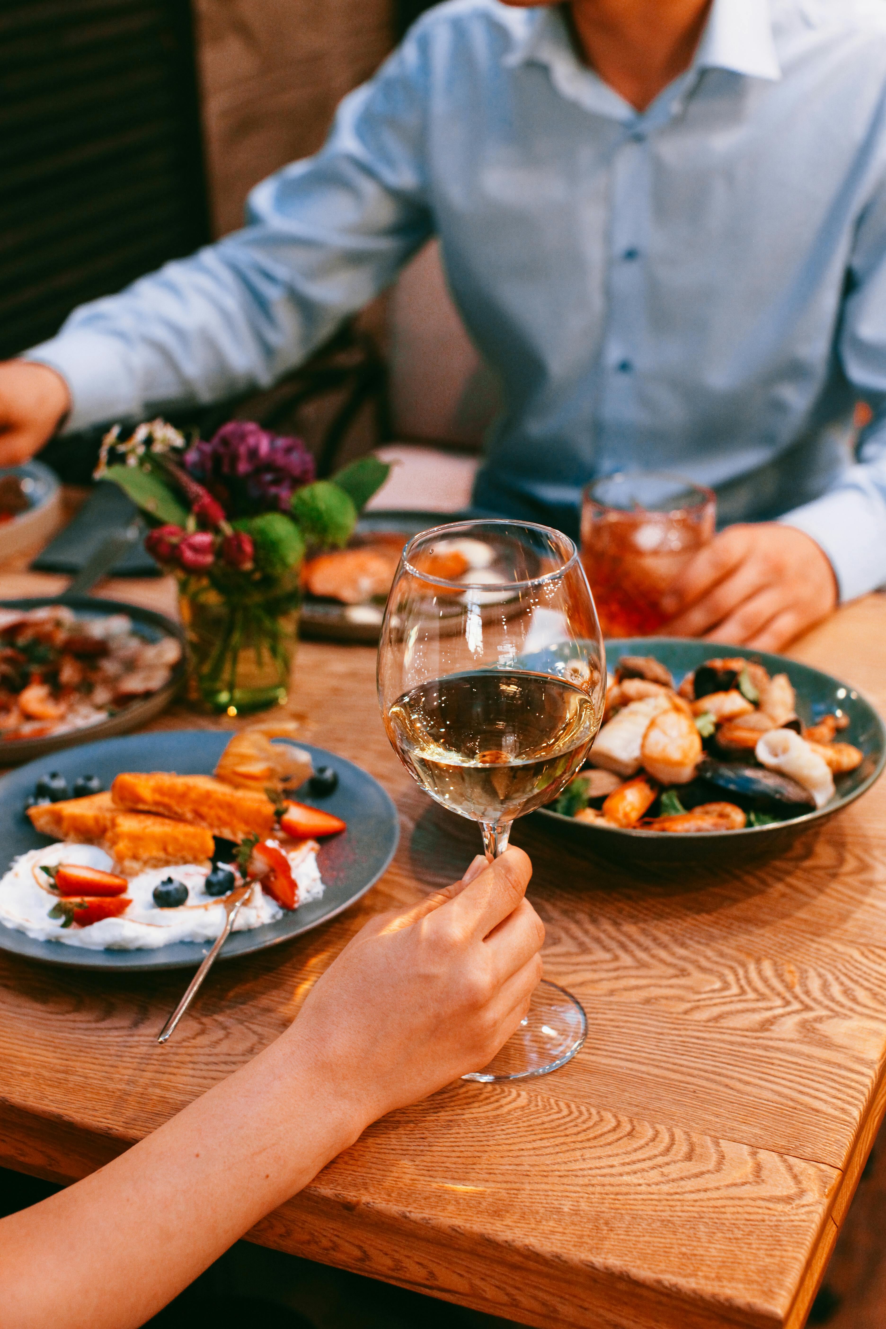 A couple on a dinner date | Source: Pexels