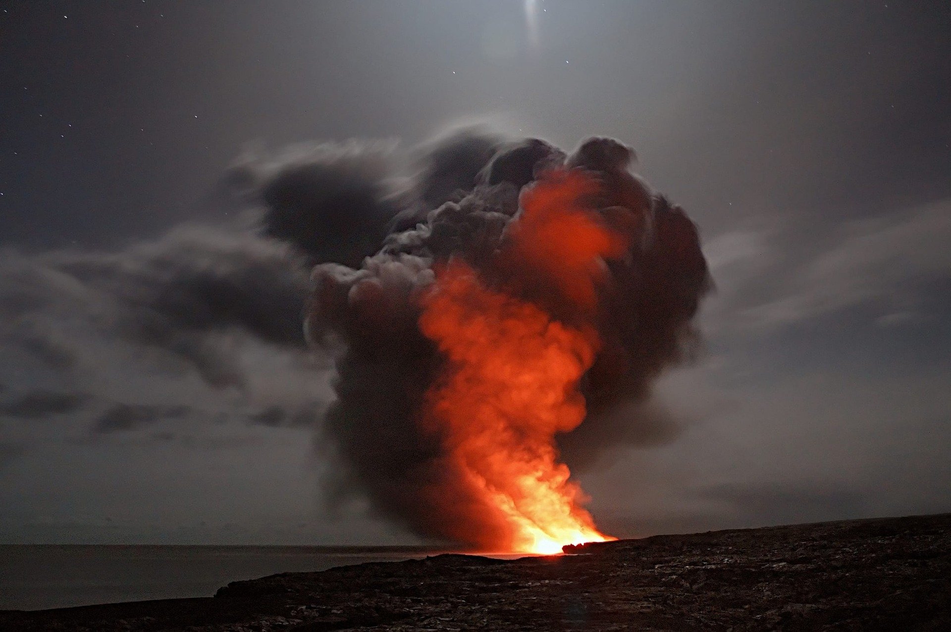 A cloud of smoke, fire, and ash below from a Hawai'i volcano | Photo: Pixabay/Adrian Malec