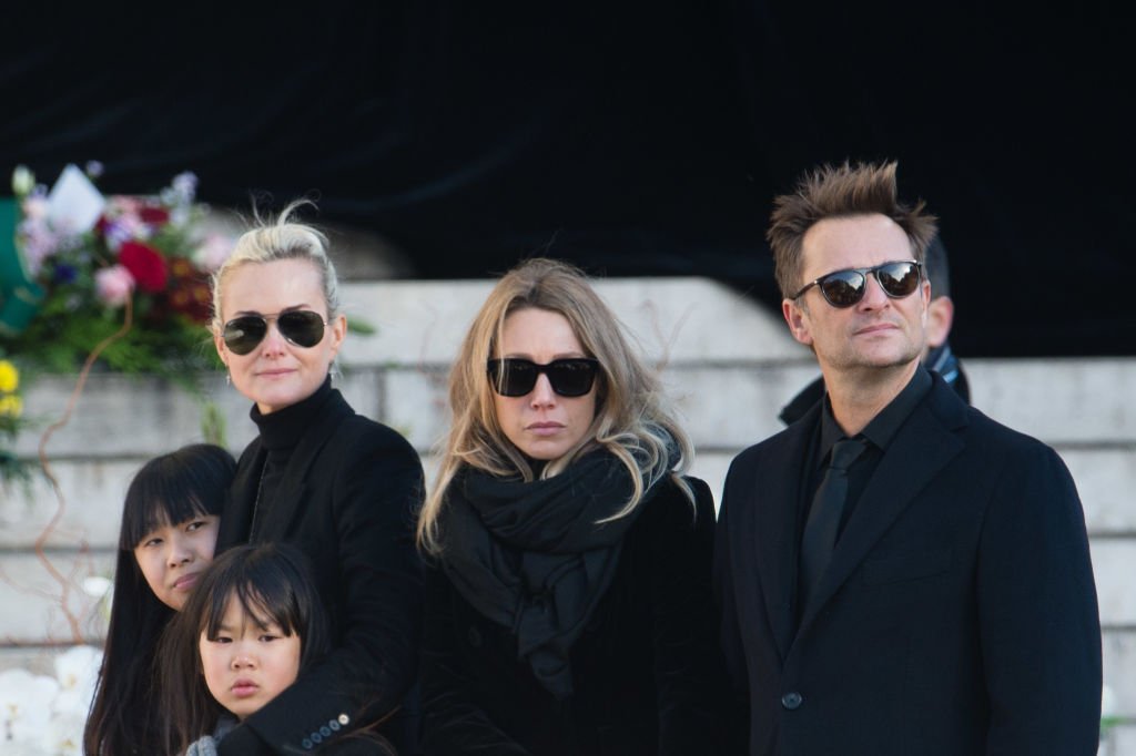 Laeticia Hallyday, David Hallyday, Laura Smet, Jade et Joy Hallyday, à l'enterrement de Johnny Hallyday | Source : Getty Images