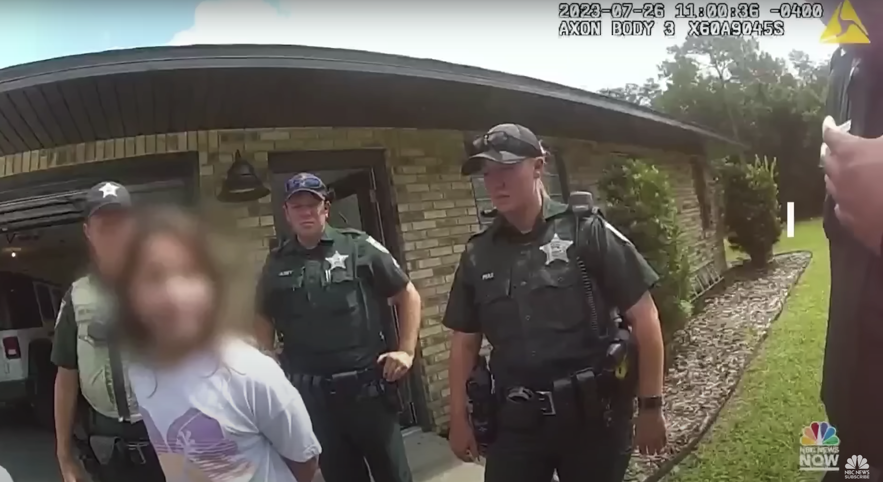 Die Polizeibeamten begleiten ein 11-jähriges Mädchen aus Florida, nachdem sie ihr vor ihrem Haus Handschellen angelegt hatten. | Quelle: youtube.com/NBC News