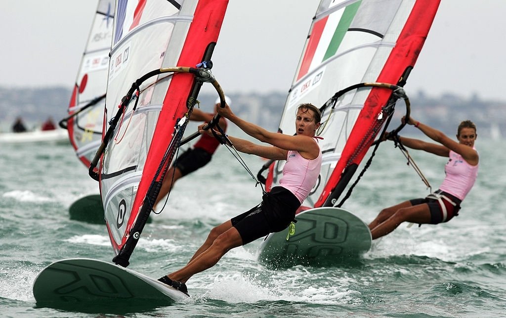 La Française Lise Vidal (à gauche) et l'Italienne Flavia Tartaglini (à droite) lors des championnats de planche à voile RSX à Takapuna Beach le 17 janvier 2008 à Auckland, en Nouvelle-Zélande. | Photo : Getty Images