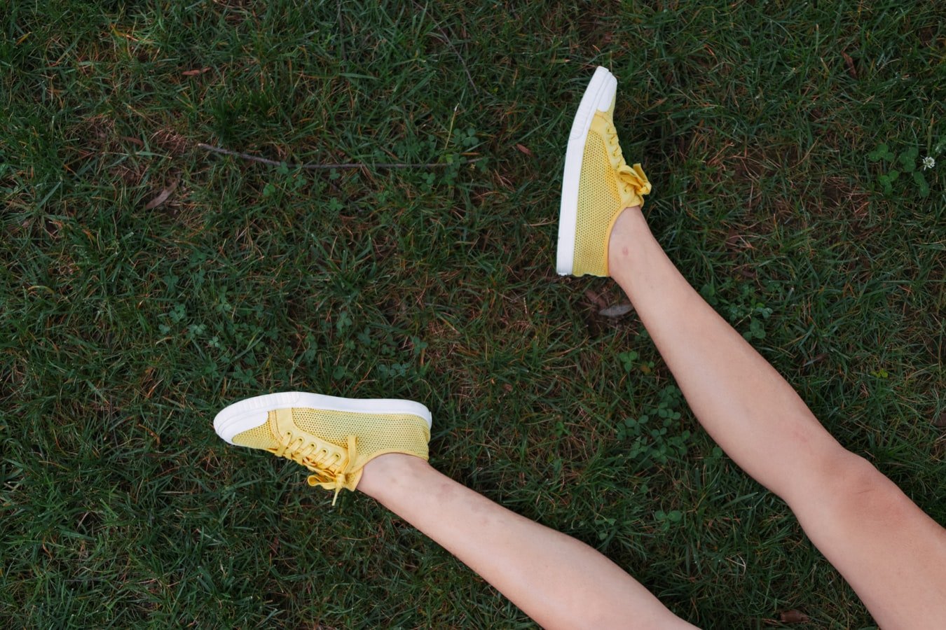 Une femme portant des sneakers. l Source : Unsplash
