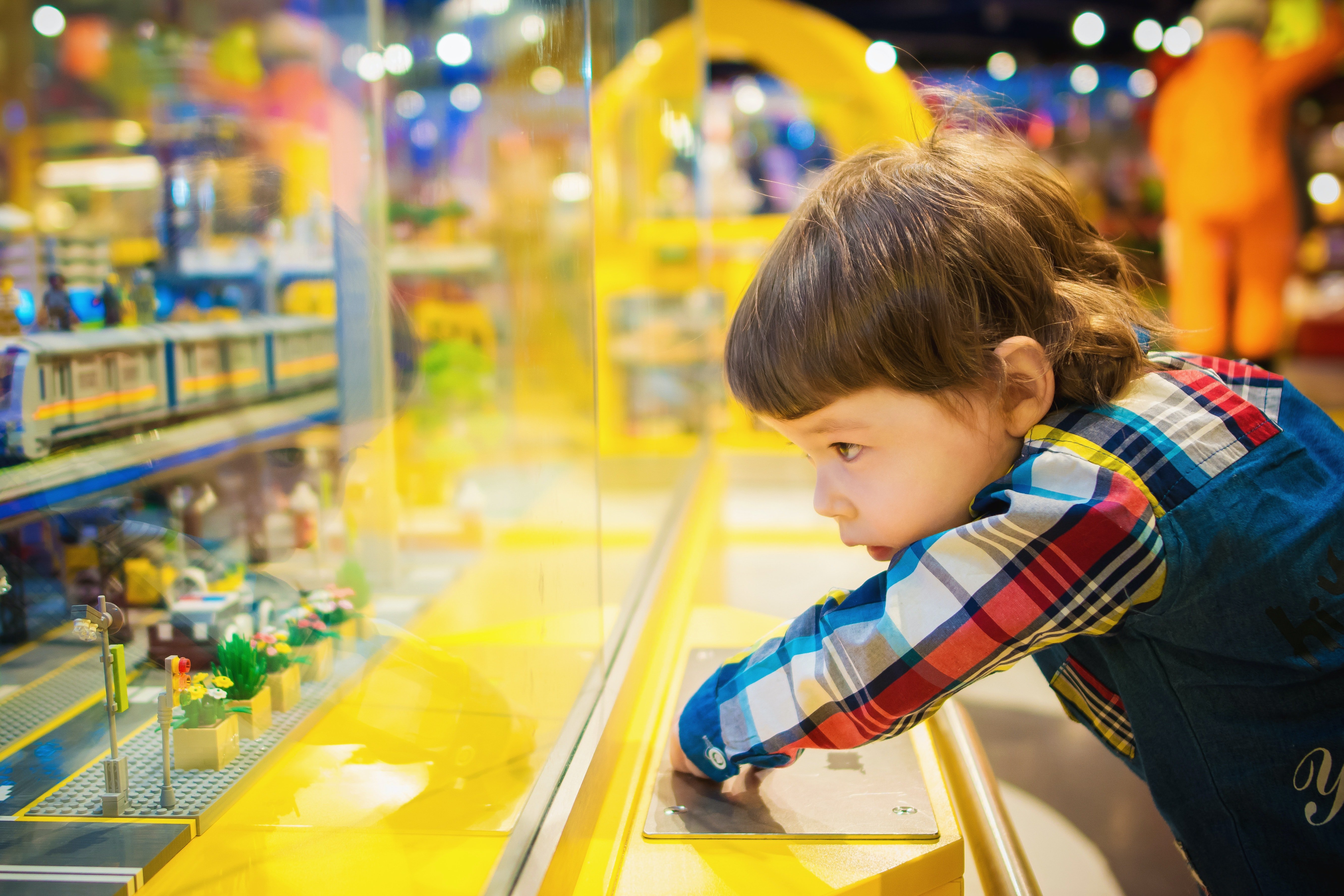 Un niño mirando un mostrador de juguetes en una juguetería. | Foto: Pexels