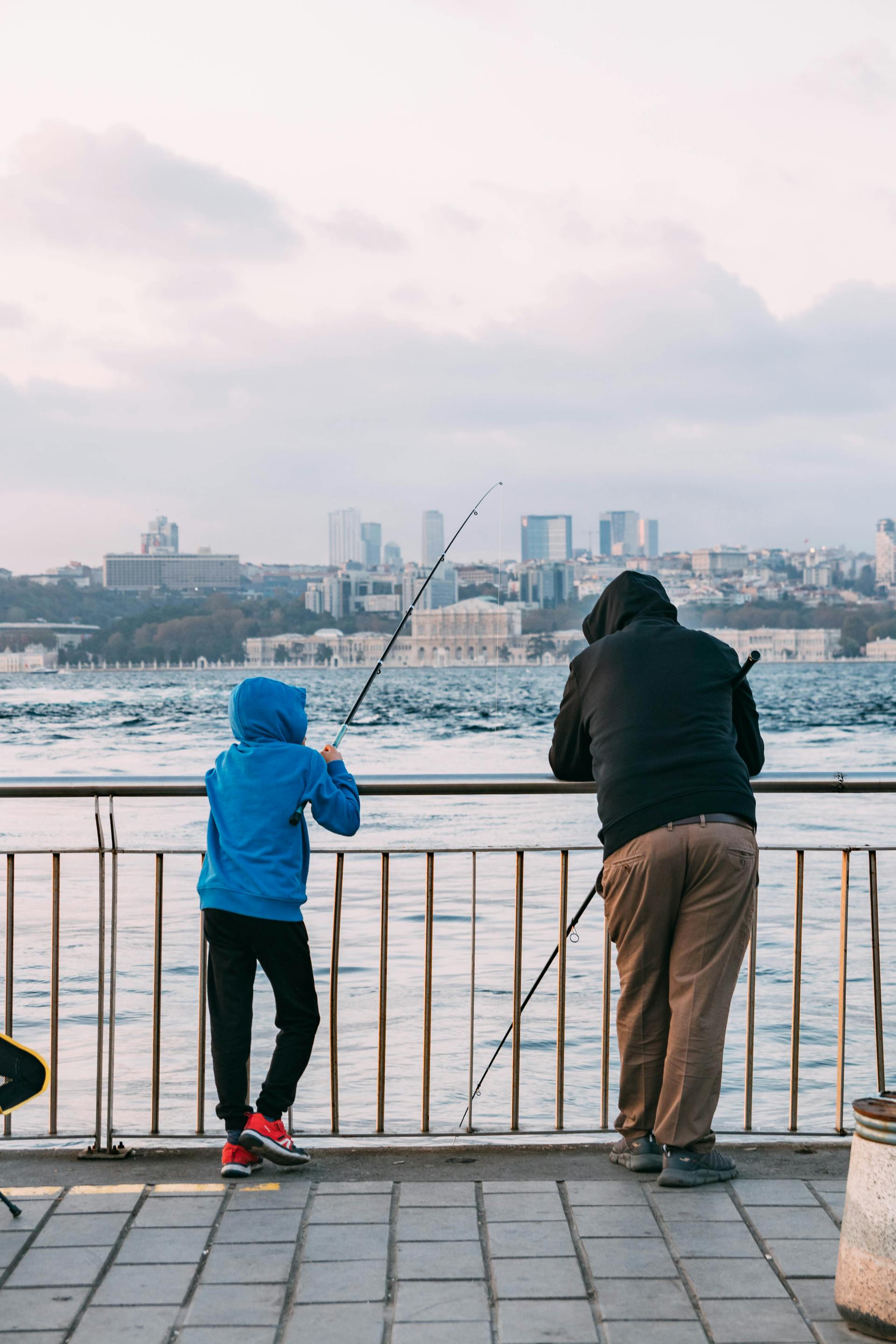 A man fishing with his son | Source: Pexels