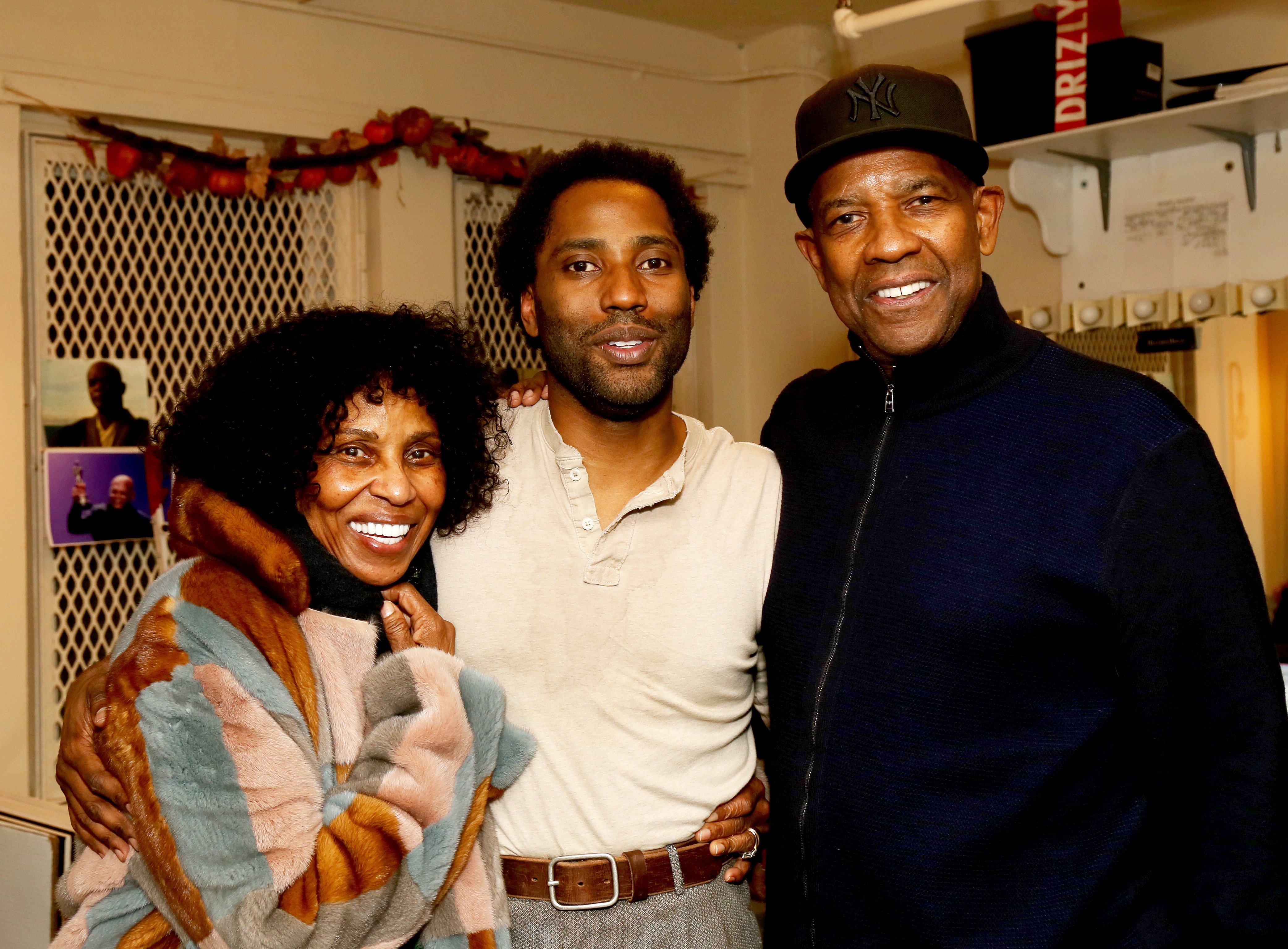 Pauletta Washington, son John Washington and father Denzel Washington pose backstage at the play "The Piano Lesson" on Broadway at The Barrymore Theater on November 18, 2022 in New York City ┃Source: Getty Images