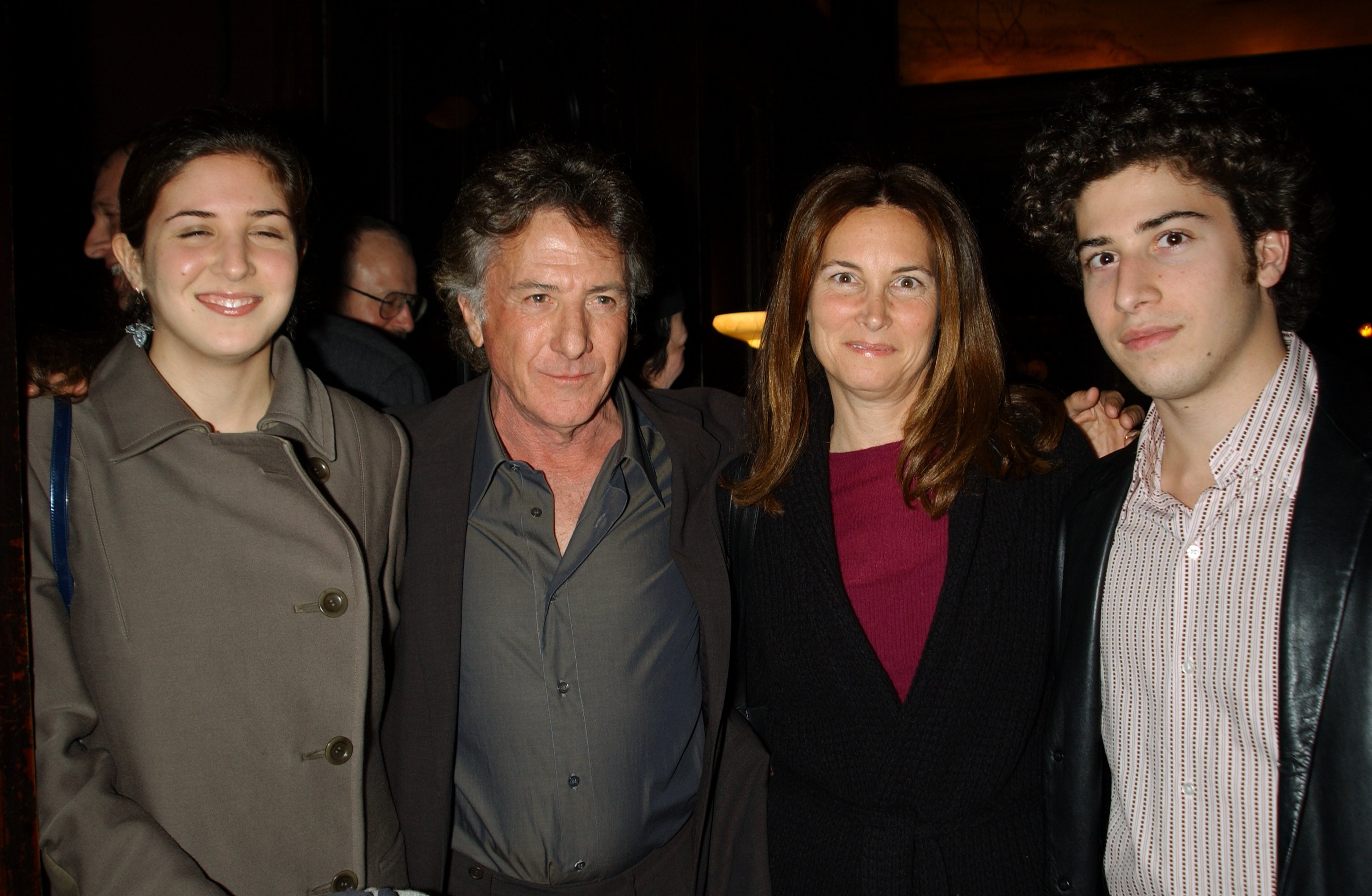 Dustin Hoffman con su hija Rebecca, su hijo Jake y su esposa Lisa en Oak Room en el Hotel Algonquin. | Foto: Getty Images