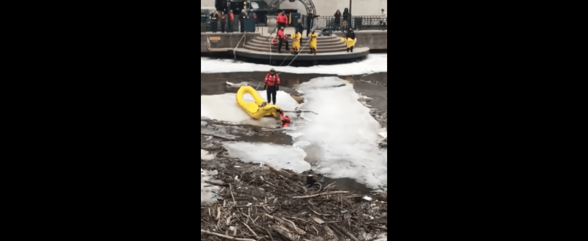 Les sauveteurs risquent leur vie sur la glace. Source: Facebook / beckie.curtiusjosephitis