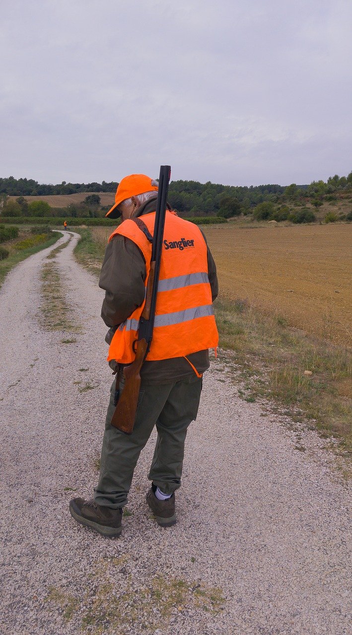 Un chasseur portant son fusil. | Photo : Pixabay Un chasseur portant son fusil. | Photo : Pixabay